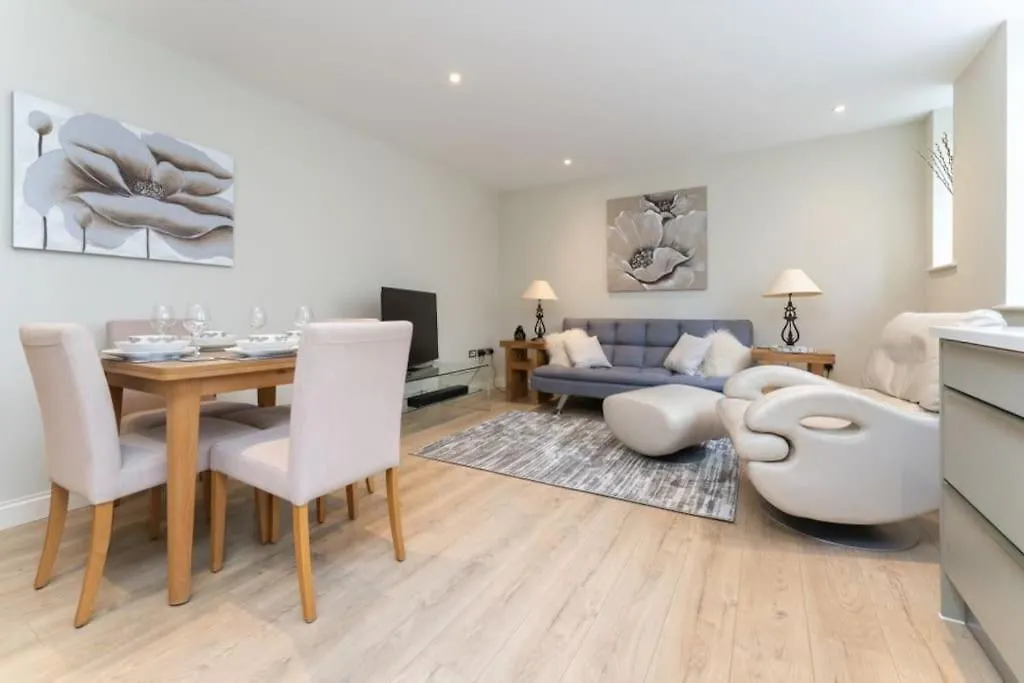 Spacious Apartment In The Heart Of Brighton